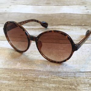 Betsey Johnson round sunglasses
